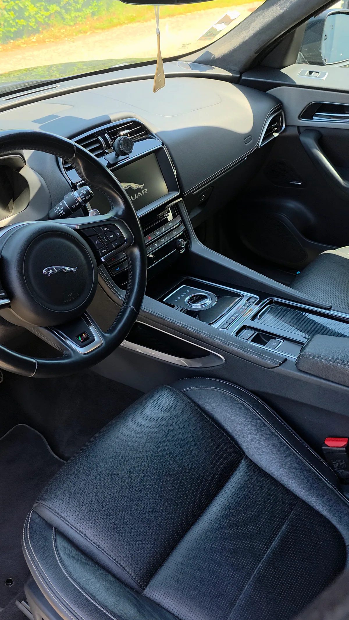 Nettoyage intérieur d'une Jaguar par Léman Auto Clean