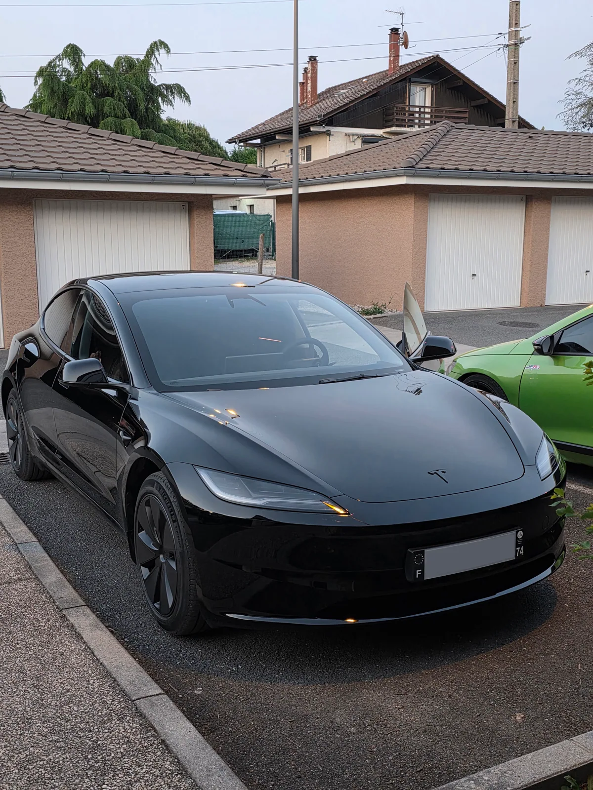 Lavage extérieur d'une Tesla par Léman Auto Clean